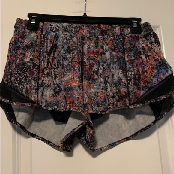 lululemon athletica Pants - Lululemon Multi-Colored Hotty Hot Shorts
Sz 10, 2.5 inch, Good Condition